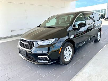 Used 2025 Chrysler Pacifica Select