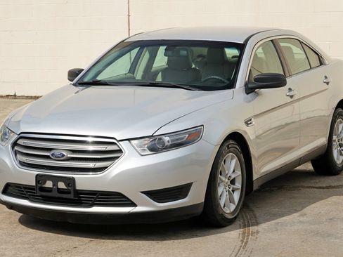 Used 2015 Ford Taurus SE FWD image 38