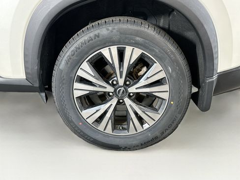 Used 2022 Nissan Rogue SV FWD image 11