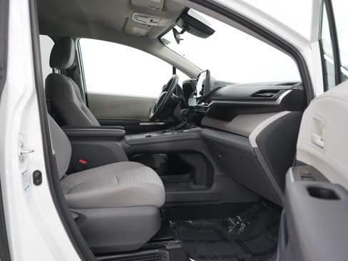 Used 2021 Toyota Sienna LE AWD/4WD image 11