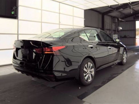 Used 2024 Nissan Altima 2.5 S FWD image 3