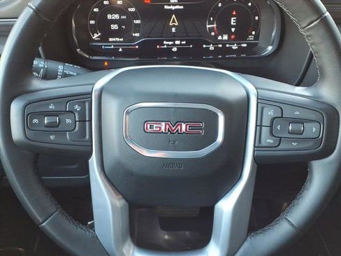 Used 2024 GMC Yukon XL SLT image 9