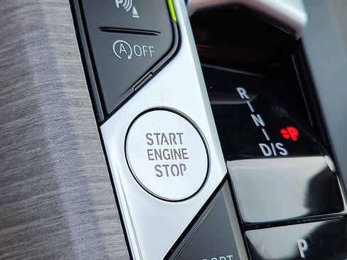 Certified 2025 BMW 330i xDrive Sedan w/ Convenience Package image 23