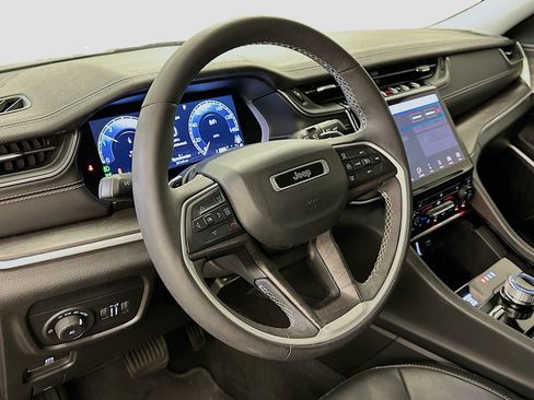 Used 2023 Jeep Grand Cherokee Limited w/ Black Appearance Package AWD/4WD image 18