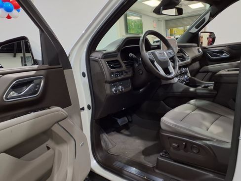 Used 2023 GMC Yukon SLT w/ SLT Luxury Package AWD/4WD image 17
