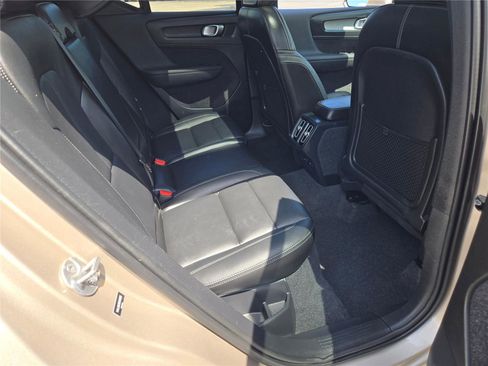 Used 2024 Volvo XC40 B5 Plus AWD/4WD image 11
