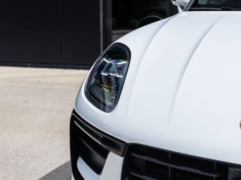 Certified 2025 Porsche Macan AWD/4WD image 18