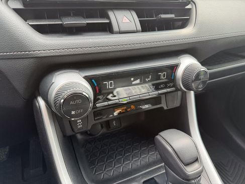 Used 2021 Toyota RAV4 LE image 21