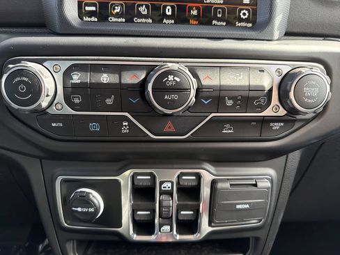 Used 2023 Jeep Wrangler Unlimited Sahara w/ Cold Weather Group AWD/4WD image 27