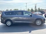 Used 2017 Chrysler Pacifica Touring image 4