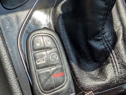 Used 2019 Jeep Cherokee Limited w/ Luxury Group image 22