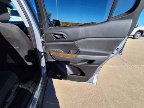 Used 2023 GMC Acadia SLE w/ Driver Convenience Package image 15