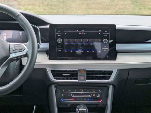 Used 2025 Volkswagen Taos SE image 18