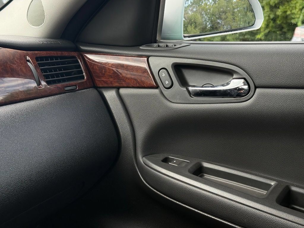 Used 2011 Chevrolet Impala LS FWD image 32