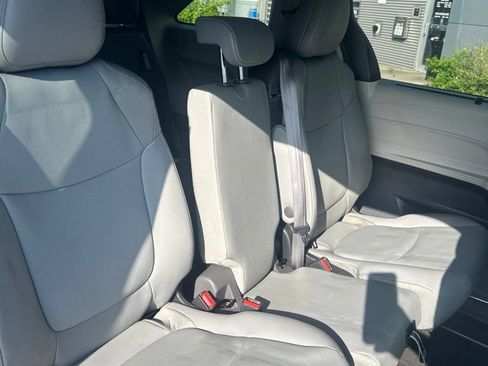Used 2023 Toyota Sienna XLE FWD image 7