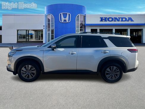 Used 2025 Nissan Pathfinder SV image 3
