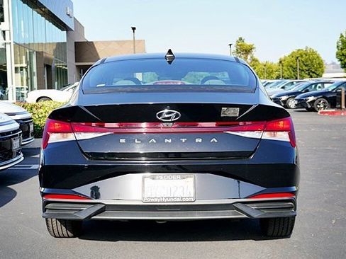 Used 2022 Hyundai Elantra SEL w/ Convenience Package FWD image 9