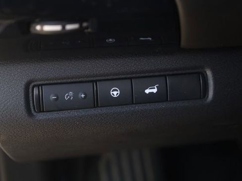 Used 2025 Nissan Pathfinder SV AWD/4WD image 10