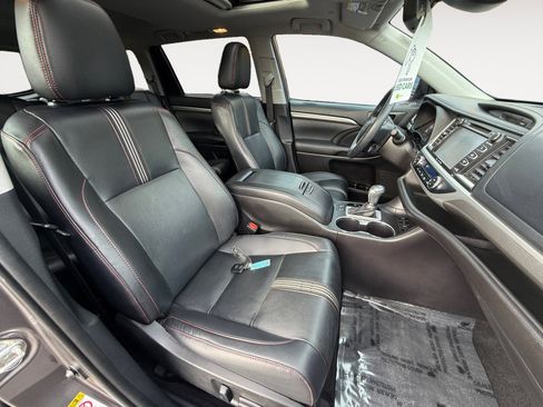 Used 2019 Toyota Highlander SE image 19