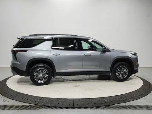 Used 2025 Chevrolet Traverse LT FWD image 8