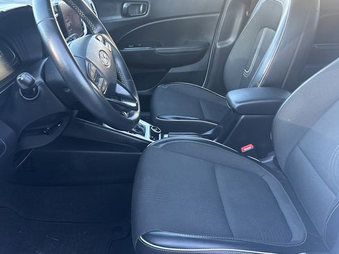 Used 2023 Hyundai Venue Limited image 9