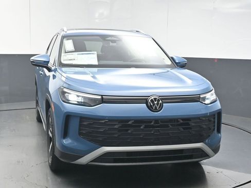 New 2026 Volkswagen Tiguan SE image 3