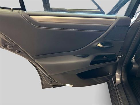 Used 2023 Lexus ES 300h F Sport image 21