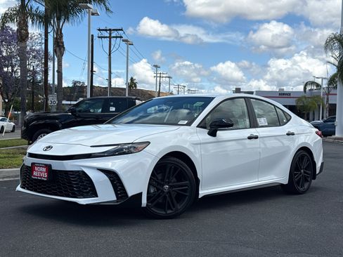 New 2026 Toyota Camry Hybrid FWD image 2