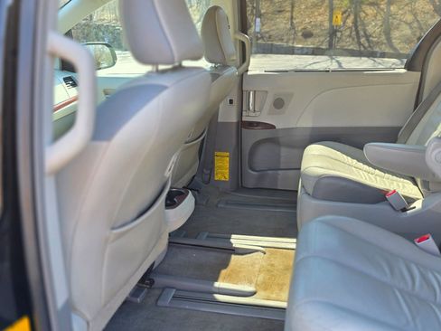 Used 2013 Toyota Sienna Limited w/ Premium Pkg AWD/4WD image 10