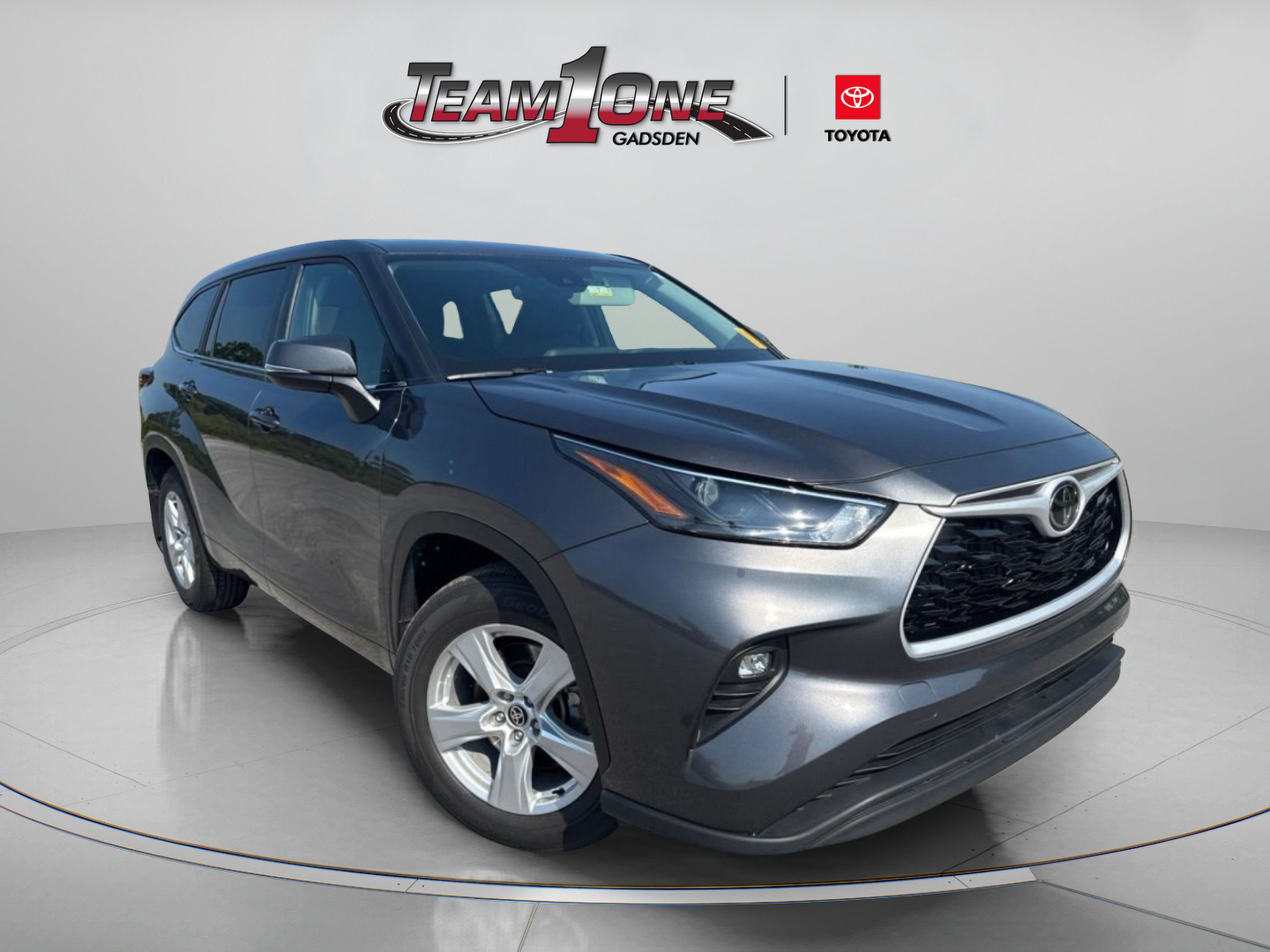 Used 2025 Toyota Highlander LE FWD image 1