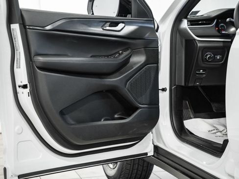 New 2025 Jeep Grand Cherokee L Altitude image 38