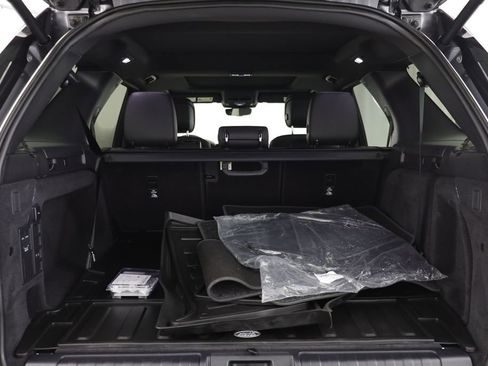 Used 2025 Land Rover Discovery S image 18