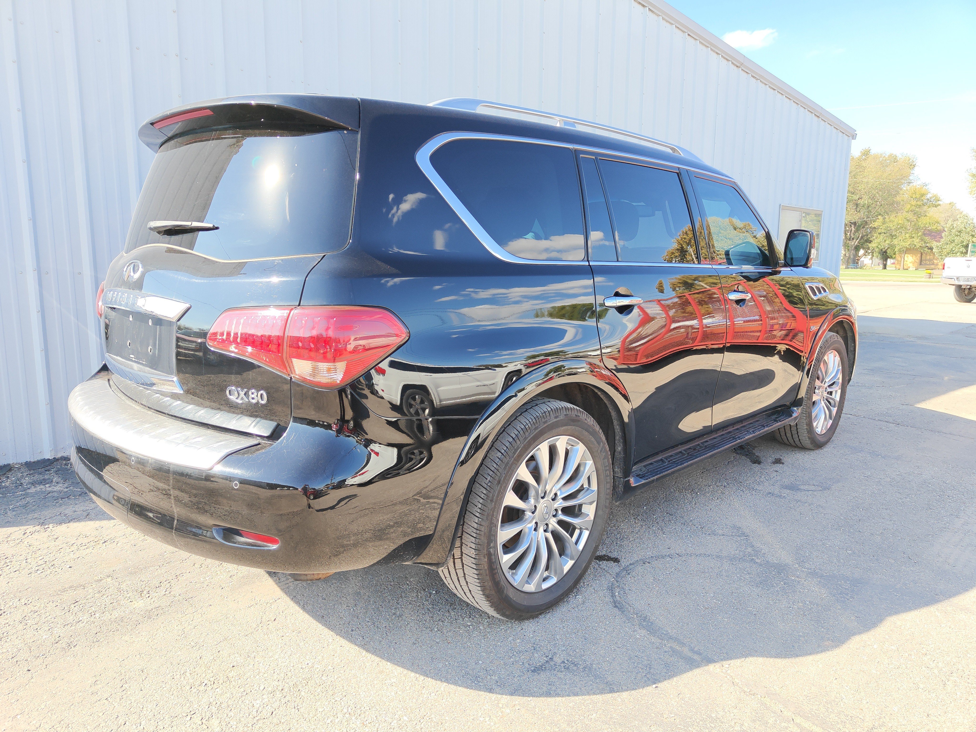 Used 2017 INFINITI QX80 4WD w/ Driver Assistance Package image 14