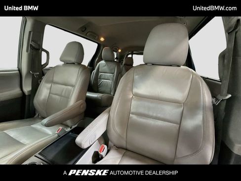 Used 2015 Toyota Sienna XLE w/ XLE Navigation Package FWD image 5