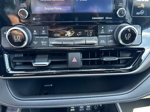 Used 2022 Toyota Highlander XLE AWD/4WD image 18