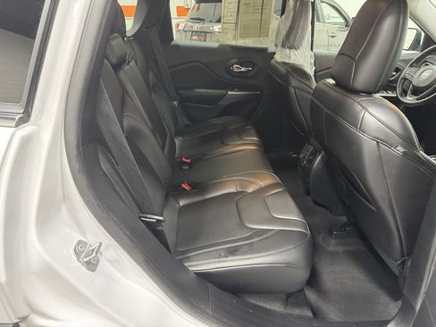 Used 2019 Jeep Cherokee Latitude Plus w/ Cold Weather Group image 18