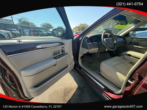 Used 2010 Lincoln Town Car Signature Limited image 9