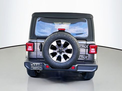 Used 2018 Jeep Wrangler Unlimited Sahara AWD/4WD image 6