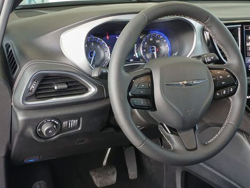 Used 2025 Chrysler Pacifica Limited image 18