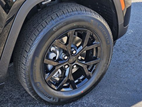 New 2025 Jeep Grand Cherokee Laredo image 7