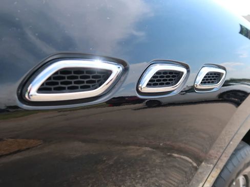 Used 2017 Maserati Levante w/ Luxury Package image 49