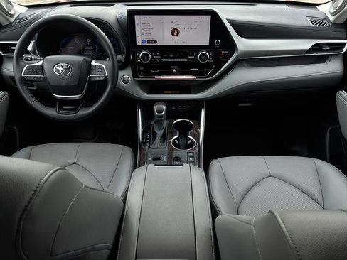 Certified 2026 Toyota Highlander Platinum AWD/4WD image 9