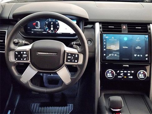 Used 2025 Land Rover Discovery S image 26