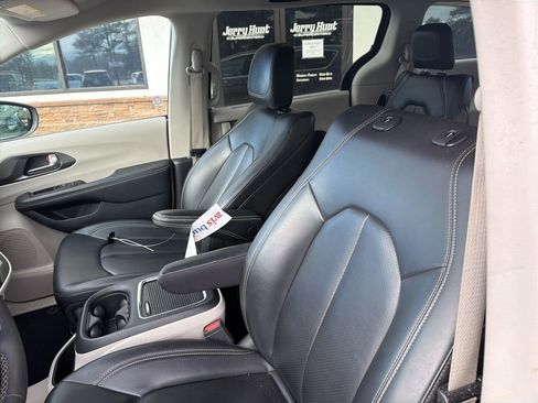 Used 2023 Chrysler Pacifica Touring-L image 2