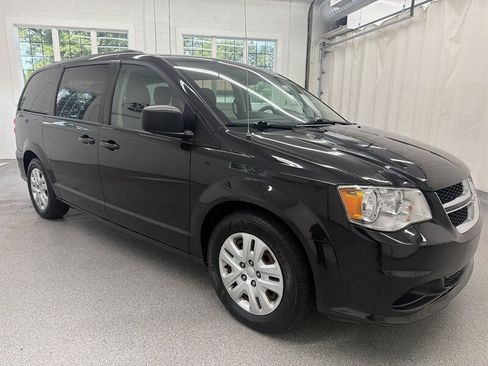 Used 2018 Dodge Grand Caravan SE w/ UConnect Hands-Free Group FWD image 3