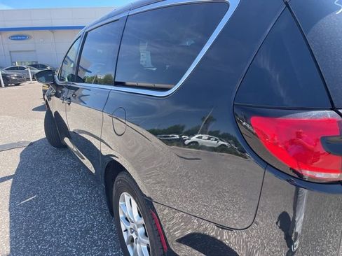 Used 2023 Chrysler Pacifica Touring-L image 4