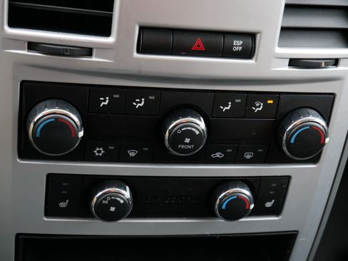 Used 2009 Chrysler Town & Country Touring w/ Heated Seat Group image 23