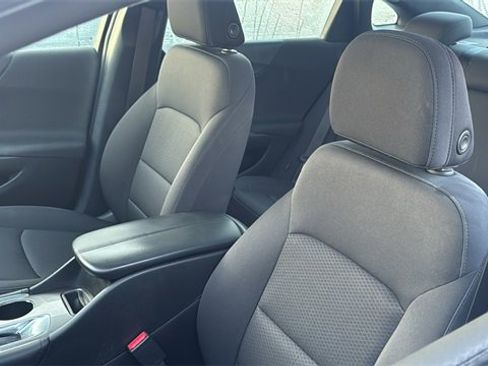 Used 2018 Chevrolet Malibu LT image 25