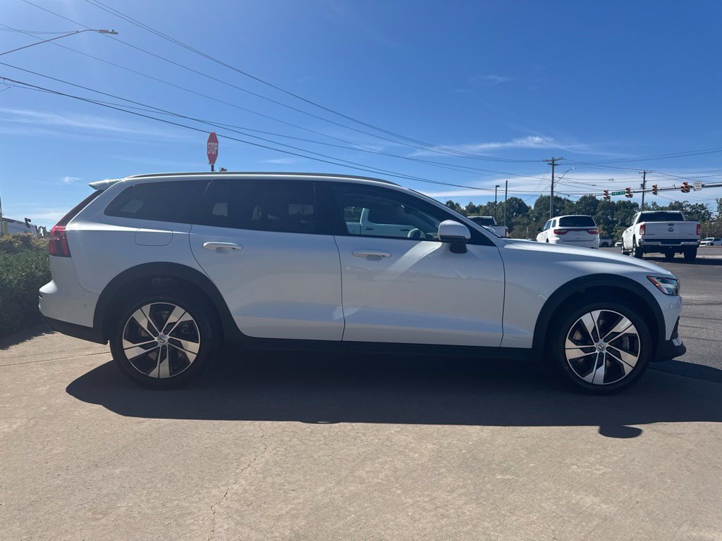 Used 2024 Volvo V60 B5 Cross Country Plus w/ Protection Package Premier AWD/4WD image 4