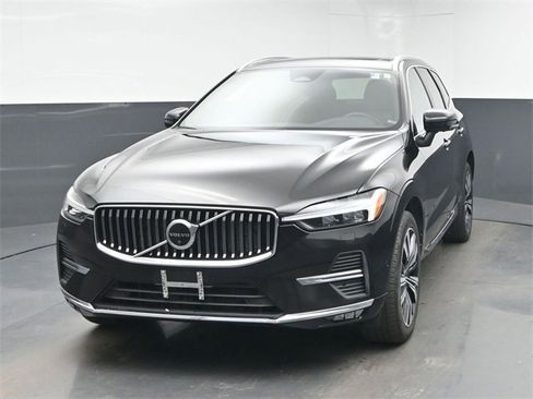 Used 2023 Volvo XC60 B5 Plus w/ Climate Package image 3